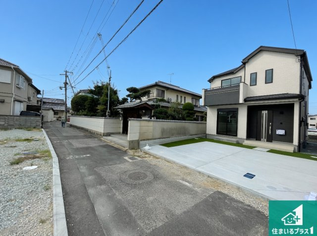 加古川市加古川町大野　新築一戸建ての前面道路含む現地写真|周辺は閑静な住宅街！前面道路広々で車の出し入れも便利です。駐車が苦手な方でも安心して車庫入れできます！