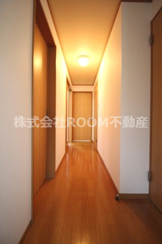 ロイヤル東町の内装|明るい色調の室内です