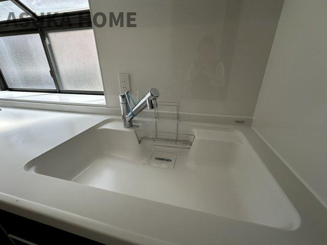 緑区三保町のキッチン|人気の人工大理石調のシンク。ワークトップとの一体とお手入れにしやすさが魅力的です。