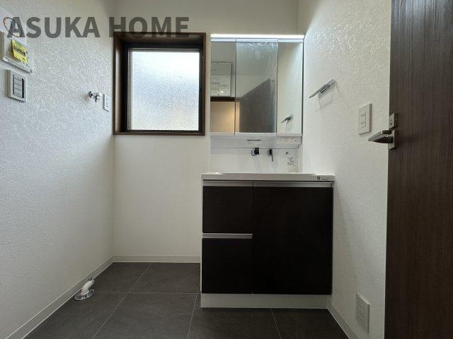 緑区三保町の独立洗面台|お部屋と一体感のある濃い木目の色を基調とした使いやすい3面鏡です♪あると便利なタオル掛けも完備♪