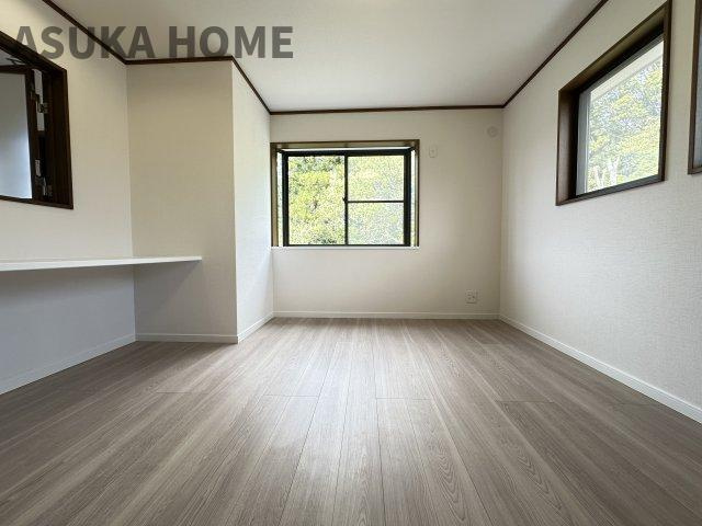 緑区三保町の洋室|このお家で一番広い7.6帖の主寝室は居心地も良さそうですね♪