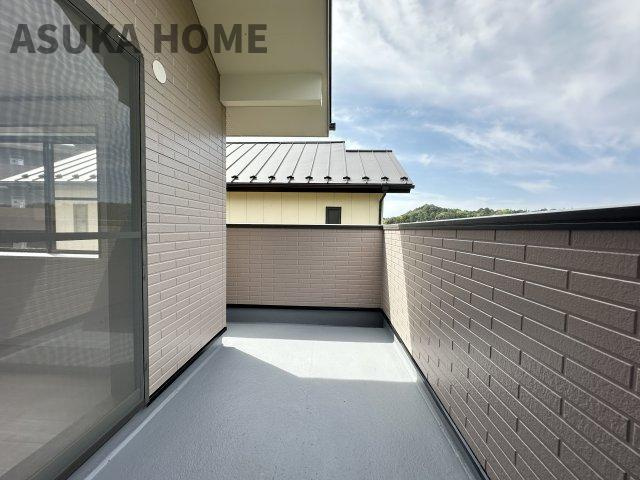 緑区三保町のバルコニー|南西向きで陽当りの良いバルコニーは、風通りも良く洗濯物の渇きも早く家事の時短にもなりますよ。