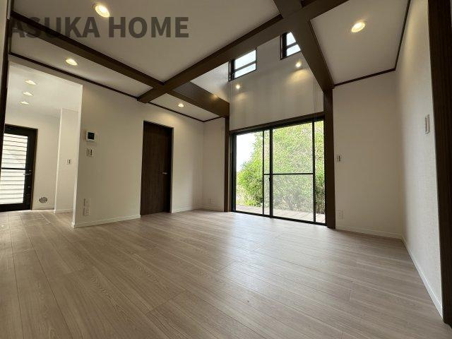 緑区三保町の居間・リビング|吹抜のあるリビングは明るく開放的な雰囲気です♪