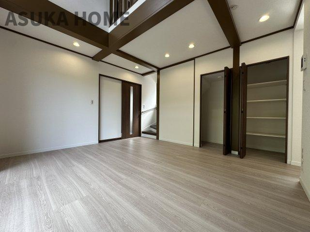 緑区三保町の居間・リビング|リビング階段なので、自然と家族のコミュニケションも増えますね♪