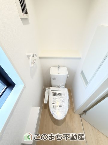 CRADLEGARDEN真岡市並木町第6のトイレ|小窓から換気ができて清潔なトイレスペース☆