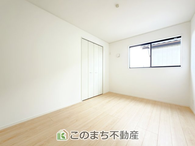 CRADLEGARDEN真岡市並木町第6の洋室|お子様のお昼寝にも便利な洋室です。大きな窓から暖かな日差しが差し込みます♪