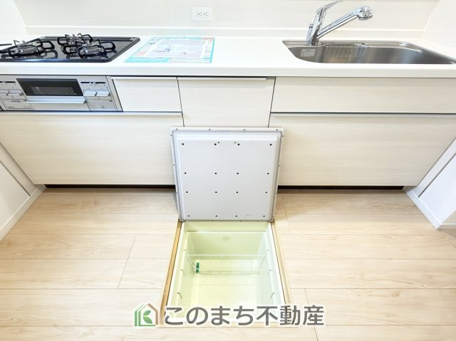 CRADLEGARDEN真岡市並木町第6のキッチン|キッチンに大きな床下収納ございます。