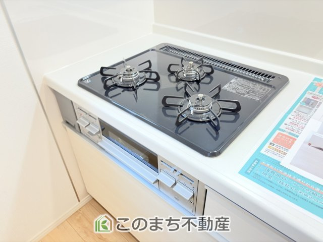 CRADLEGARDEN真岡市並木町第6のキッチン|三ツ口コンロ採用で、同時調理もスムーズ◎！お料理を並べられるカウンター付きで、配膳・片付けをサポート！リビングで過ごすご家族とコミュニケーションを楽しみながら作業可能です♪