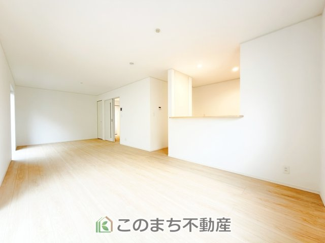 CRADLEGARDEN真岡市並木町第6の居間・リビング|開放感のある広々としたリビング☆家族みんなでゆったりくつろげます♪
南側から暖かな日差しが差し込みます♪キッチンからリビングの様子がよく見渡せます☆