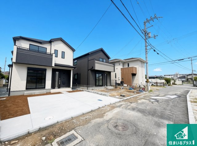 加古川市加古川町大野　新築一戸建ての前面道路含む現地写真|周辺は閑静な住宅街！前面道路広々で車の出し入れも便利です。駐車が苦手な方でも安心して車庫入れできます！