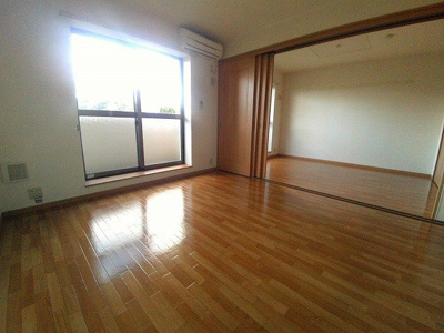 【居間・リビング】 | リバーサイドブライト | こちらのリビングで趣味の時間をお楽しみください