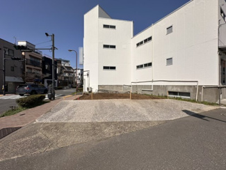 【外観】 | 南西側約15.0mのゆとりある公道に面した現地。開放的な視界が確保され、大型車の出し入れもスムーズに行えます。都心の利便性を享受しながら、採光豊かな住まいを計画できる整形地です。