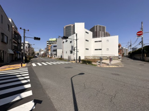 【前面道路含む現地写真】 | 恵比寿エリアも生活圏に収める、羨望の三田アドレス。周辺には洗練された建物が建ち並び、都会的で知的な暮らしを演出します。休日のお出かけも徒歩圏内で完結する、彩り豊かな毎日をここから始めませんか。