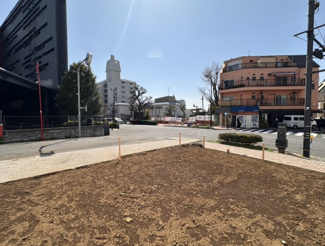 【外観】 | 東南側約5.0mの道路に接する角地の特性を活かし、明るい陽光を取り込める立地です 。2つの道路に面することで、通風やプライバシー確保の自由度も向上。将来を見据えた、資産価値の高い空間を実現できます。