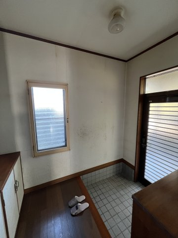 津山市林田 2階建 中古住宅 4SLDKの玄関