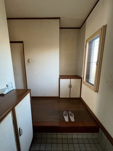 津山市林田 2階建 中古住宅 4SLDKの玄関