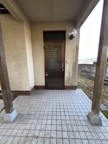 津山市林田 2階建 中古住宅 4SLDKの玄関