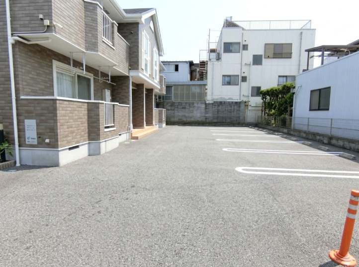 ネオ　グレースの駐車場