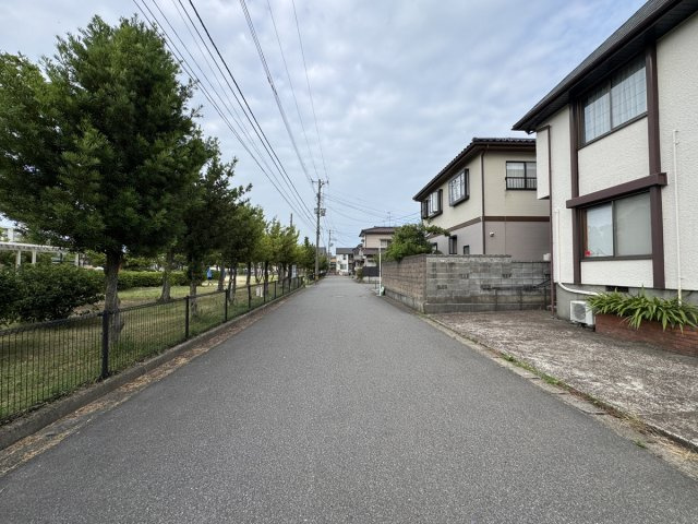 東区新石山2丁目　土地の前面道路含む現地写真|区画が整った、きれいな街並みが広がる住環境です。