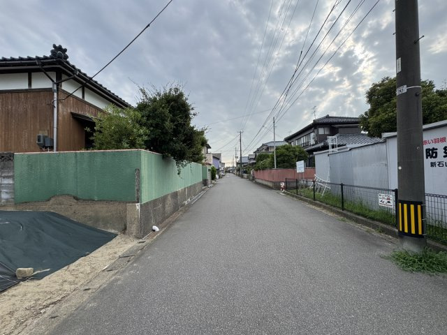 東区新石山2丁目　土地の前面道路含む現地写真|周辺には比較的新しい住宅が多く、街並みもきれいで住環境の良さが感じられるエリアです。