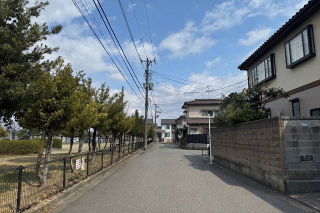 東区新石山2丁目　土地の前面道路含む現地写真