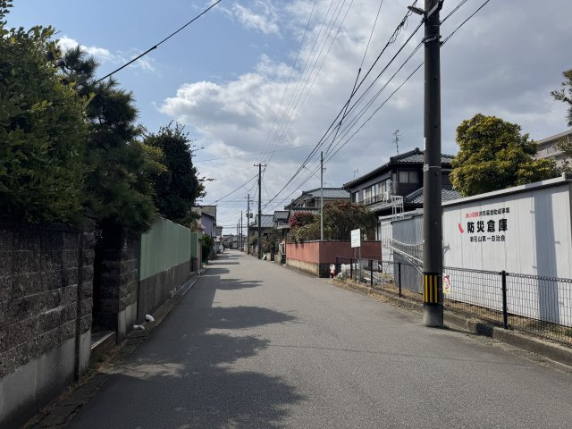 東区新石山2丁目　土地の前面道路含む現地写真|閑静な住宅街のため、日々落ち着いてゆったりと暮らせそうな住環境です。