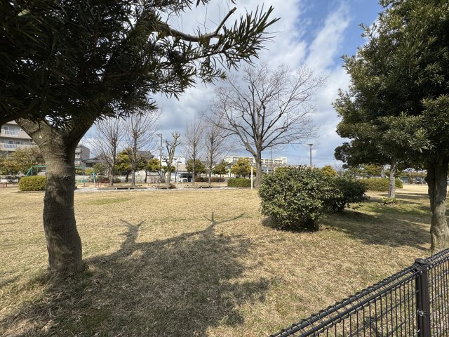 東区新石山2丁目　土地の周辺|石山中央公園。柵を整備し見通しをよく、安全に子供たちが遊べるようにしています。お子様がいるご家族にとてもおすすめなポイントだと思います。