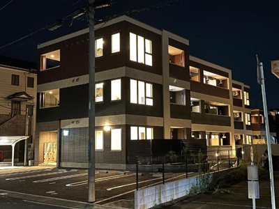 【エントランス】 | ＲＥ’ＰＯＳＥいなり | 外観写真（夜）