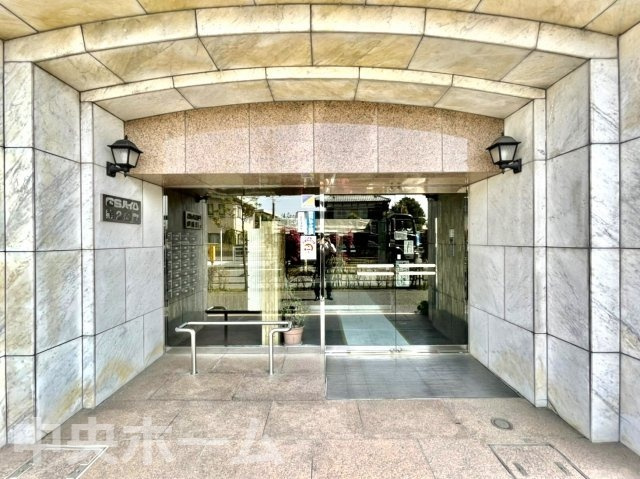 GSハイム第2金町のエントランス|【エントランス】マンションのエントランスは、その物件の印象を決める、顔とも言える場所です。毎日通る場所ですからきれいなのが一番です。エントランス内はオートロックですので暮らしの安全も確保されています。