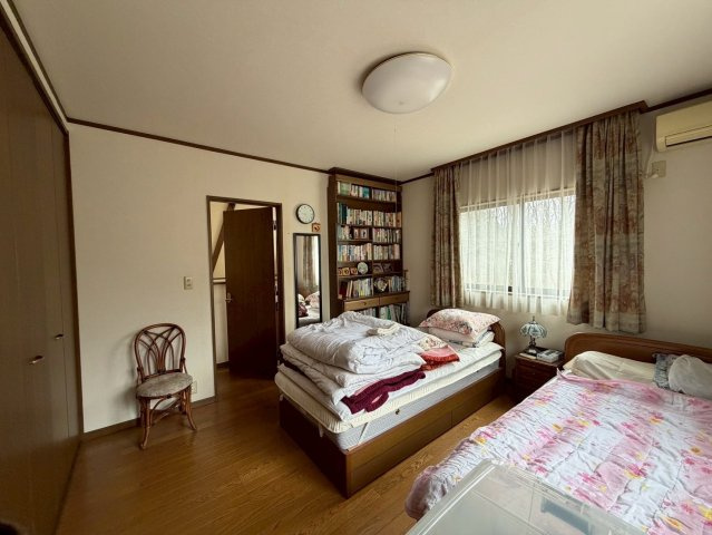 お庭広々　オール電化×床暖房×断熱工事×基礎補強×家庭菜園　寺子丙の綺麗な中古物件の寝室|使い勝手のいい寝室です