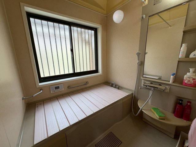 お庭広々　オール電化×床暖房×断熱工事×基礎補強×家庭菜園　寺子丙の綺麗な中古物件の浴室|落ち着いた空間のお風呂です