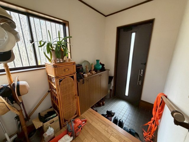 お庭広々　オール電化×床暖房×断熱工事×基礎補強×家庭菜園　寺子丙の綺麗な中古物件の玄関|玄関です