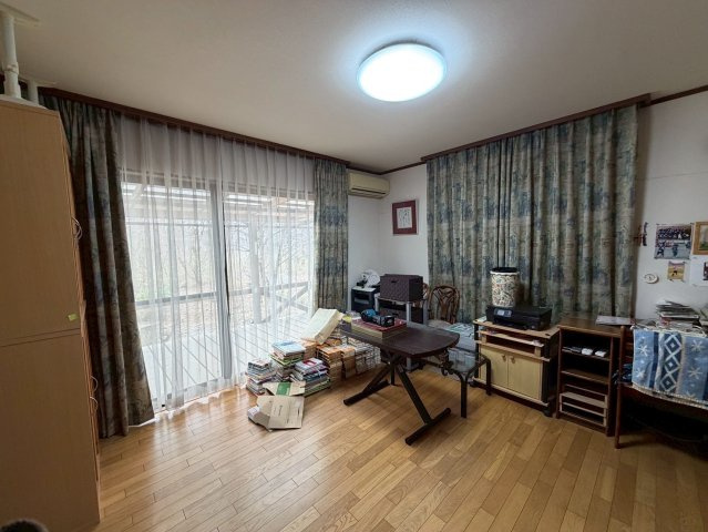 お庭広々　オール電化×床暖房×断熱工事×基礎補強×家庭菜園　寺子丙の綺麗な中古物件の洋室|明るい洋室です