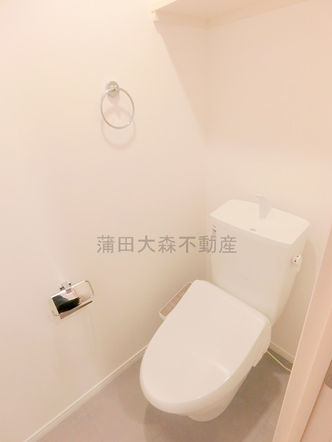 ルネコート大鳥居のトイレ|棚と温水洗浄便座付きのトイレ