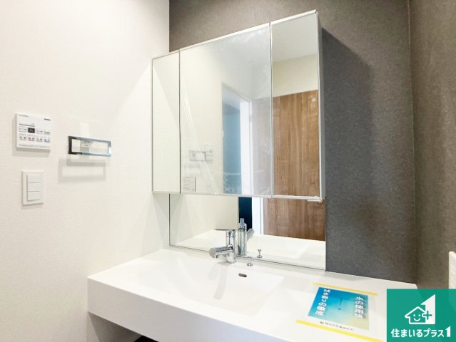 神戸市垂水区南多聞台　新築一戸建ての独立洗面台|清潔感のある洗面台です。フラットな鏡は掃除がしやすく毎日清潔！鏡裏には収納があるのでスッキリとした洗面台が保てます。