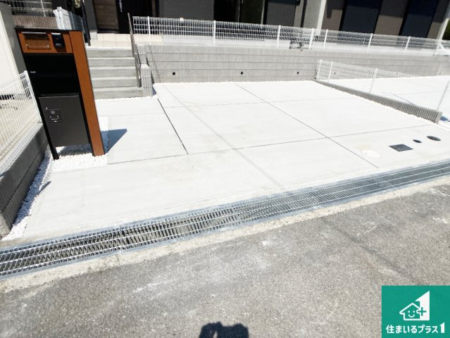 神戸市垂水区南多聞台　新築一戸建ての駐車場|並列２台駐車可能！ゆとりの駐車スペースで車庫入れもスムーズ！