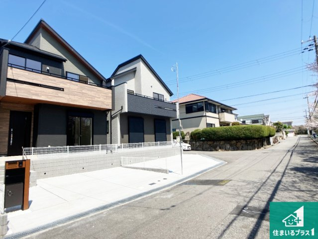 神戸市垂水区南多聞台　新築一戸建ての前面道路含む現地写真|周辺は閑静な住宅街！前面道路広々で車の出し入れも便利です。駐車が苦手な方でも安心して車庫入れできます！