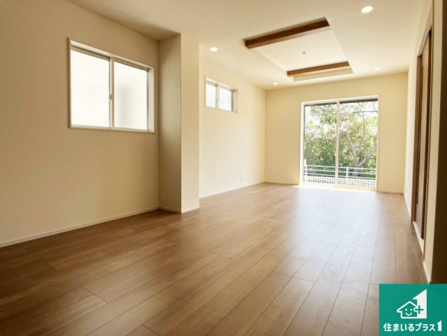 神戸市垂水区南多聞台　新築一戸建ての居間・リビング|日当たり良好の明るいリビングで朝の目覚めもスッキリできそう！対面キッチンでご家族のコミュニケーションも自然と増える設計！小さなお子様が遊ぶスペースを作っても広々とくつろげるLDK！