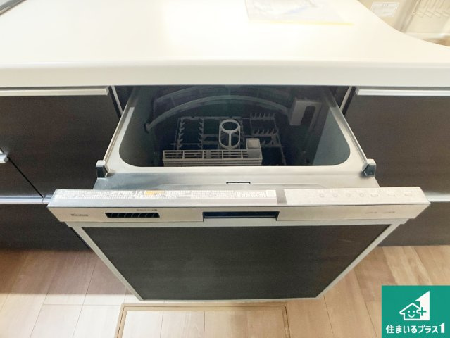 神戸市垂水区南多聞台　新築一戸建ての設備|食事後の一仕事、食器洗いをボタン一つでお任せできちゃいます！場所を取らないビルトイン式なので、お料理スペースもしっかり確保！