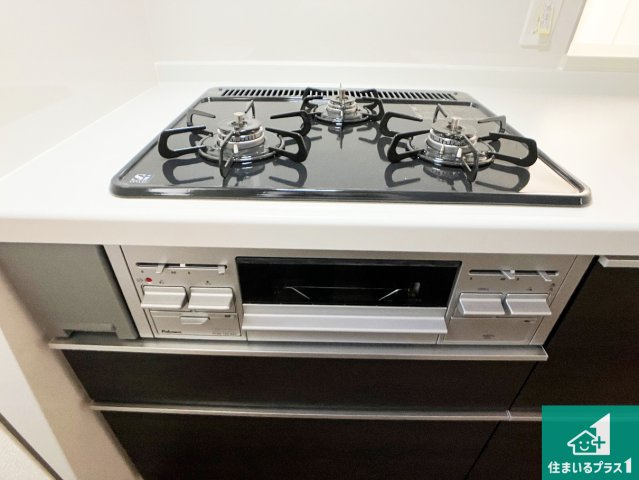 神戸市垂水区南多聞台　新築一戸建ての設備|ダブル高火力Ｓｉセンサー付きコンロ！３口あるので、まとめて料理をする時も大活躍！