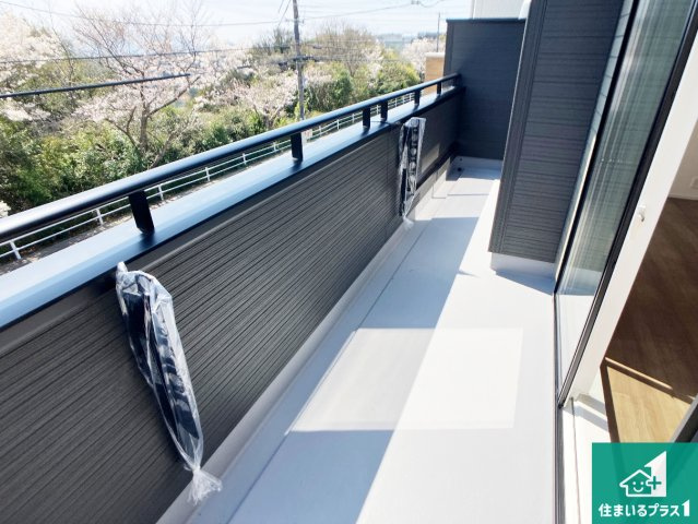 神戸市垂水区南多聞台　新築一戸建てのバルコニー|ワイドバルコニーは洗濯物を干すスペースが広いのでご家族が多くても安心！