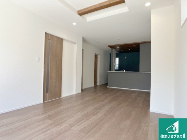 神戸市垂水区南多聞台　新築一戸建ての居間・リビング|シンプルなリビングは、観葉植物等のインテリアを楽しめますね！パパ好みにも、ママ好みにも家具次第で雰囲気を変えることができます！