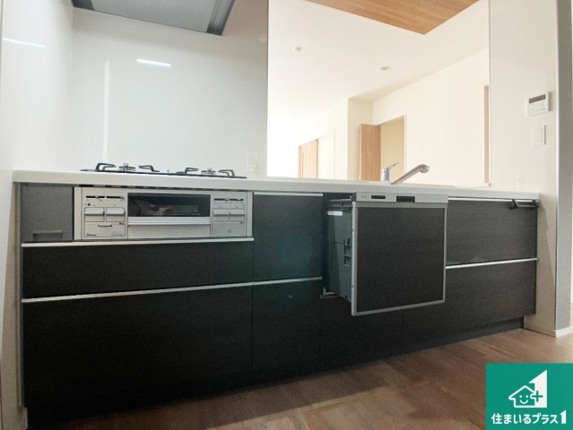 神戸市垂水区南多聞台　新築一戸建てのキッチン|リビングと統一感があり、使い勝手のいいキッチン。広々としているので、二人並んで作業が出来ちゃいます。お子様と一緒に色々なお料理に挑戦できるスペースがあります。