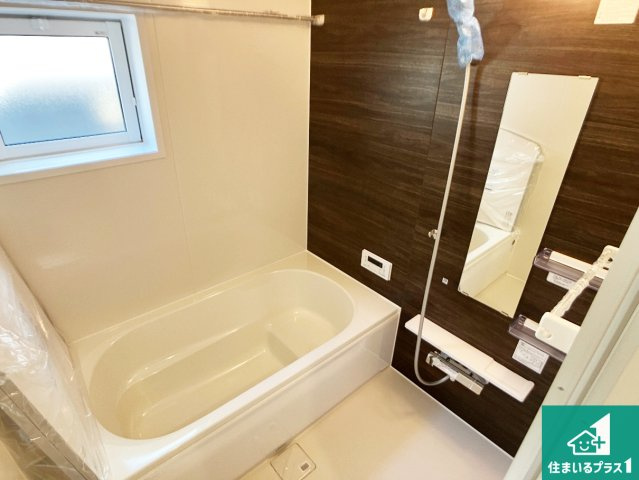 神戸市垂水区南多聞台　新築一戸建ての浴室|足をゆったり伸ばして寛げる浴槽です。窓が設けられていますので差し込む光が明るく穏やかな雰囲気にしてくれます♪浴室乾燥機も設置しているので、雨の日の洗濯物も安心です♪