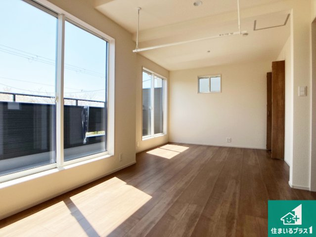 神戸市垂水区南多聞台　新築一戸建ての洋室|寝室は心地よい眠りについてもらいたくて、シンプルかつ開放的な空間な設計にしています！大きな窓から差し込む日が心地いいです♪