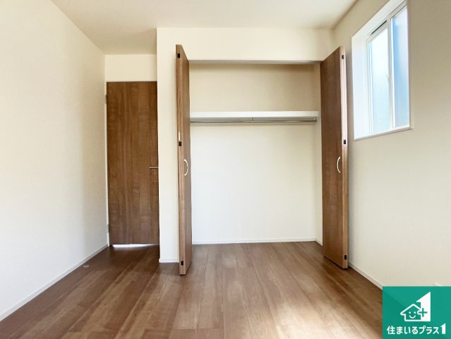 神戸市垂水区南多聞台　新築一戸建ての洋室|収納スペースが充実しているので子供の成長に合わせてたくさん収納ができます！家族構成に合わせた様々な活用ができる収納！