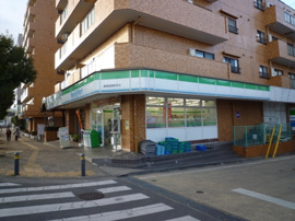 ファミリーマート鶴巻温泉駅前店まで437ｍ