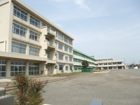 厚木市立依知南小学校まで772ｍ