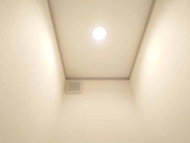 落ち着いた色調のトイレです