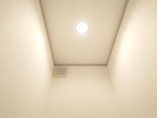 落ち着いた色調のトイレです